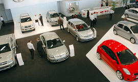 Lietuviai perka vis mažiau naujų automobilių