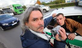 Girtas vairuotojas merginai sugadino vairavimo egzaminą