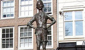 Amsterdame į berniuko skulptūrą įvažiavęs sunkvežimis „sulaužė“ šios kojas