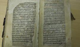Muitininkai siuntinyje aptiko vertingą senovinę knygą