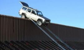 Nesėkmė: kontrabandininkai džipą „pametė“ ant pasienio tvoros