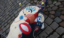 Teatro aikštėje dygsta kalėdinės skulptūros