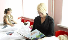 Etiketė - iš globos namųnuotraukos