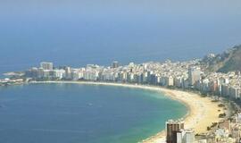 Kopakabanos paplūdimį užplūdo žmonės, norintys pasveikinti jūros deivę