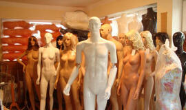 Nevykėliai drabužių vagys bandė apsimesti manekenais