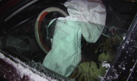 Išslydo į priešingą eismo juostą ir rėžėsi į automobilį