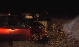 Išslydo į priešingą eismo juostą ir rėžėsi į automobilį