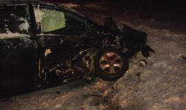 Išslydo į priešingą eismo juostą ir rėžėsi į automobilį