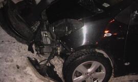 Išslydo į priešingą eismo juostą ir rėžėsi į automobilį