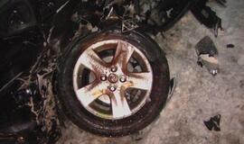 Išslydo į priešingą eismo juostą ir rėžėsi į automobilį