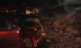 Išslydo į priešingą eismo juostą ir rėžėsi į automobilį