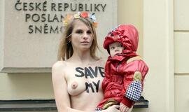 Pornografinių filmų aktorė protestavo prie Čekijos parlamento