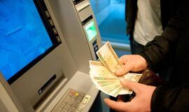 Privertė iš bankomato paimti 540 litų