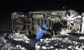 Pūga ir sniegas toliau varto automobilius