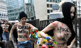 Pusnuogės &quot;Femen&quot; aktyvistės Briuselyje protestavo prieš V. Putiną