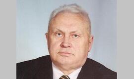 Šunys loja, karavanas eina...