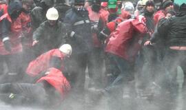 Belgijos policija ašarinėmis dujomis ir vandens patrankomis išvaikė protestuotojus