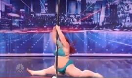 Daugiau reiškia seksualiau? „Plus size“ striptizo šokėjos Lulu pasirodymas (video)