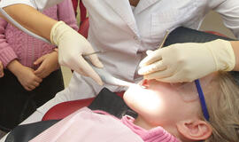 Koks turėtų būti pirmasis mažylio apsilankymas pas odontologą?