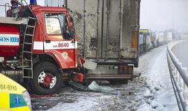 Masinė avarija Švedijoje: susidūrė daugiau kaip 50 automobilių