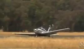 Nufilmuota, kaip naujokas pilotas nutupdo lėktuvą be rato (video)