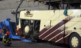 Portugalijos kalnuose į tarpeklį nugarmėjo turistinis autobusas