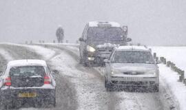 Sniegas Europoje sukėlė eismo chaosą