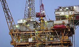 TEA: pasaulinė naftos paklausa 2012 m. didės iki 90,8 mln. barelių per parą