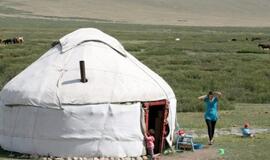 Vaikų neišmaitinantys kirgizai atiduoda juos į vaikų namus