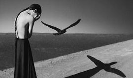 22 metų merginos siurrealistiški autoportretai stebina gilumu