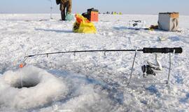 Ant ledo tykantys pavojai žvejų neatbaido