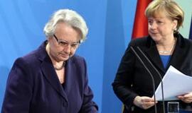 Atsistatydina plagijavimu kaltinama Vokietijos švietimo ministrė