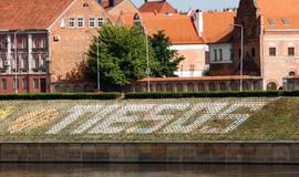 Baisioji „agurkinė“ - mergaitė su kreidele