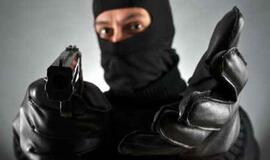 Kaukėti vyrai apiplėšė parduotuvę Debreceno gatvėje