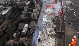 Kinija: sprogus pirotechniką gabenusiam sunkvežimiui sugriuvo tiltas, žuvo mažiausiai aštuoni žmonės