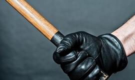 Nuo užpuoliko sutuoktiniai gynėsi medine stalo koja