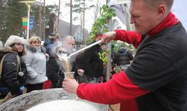 Stintų kvapas į Palangą sutraukė minias