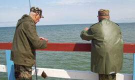 Po aplinkosaugininkų reido ant tilto – žvejo skundai