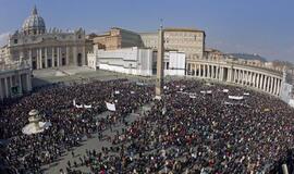 Tūkstančiai piligrimų susirinko į popiežiaus Benedikto XVI palaiminimą Romoje