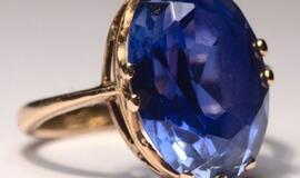 2013 m. pasirodys pirmieji išmanieji telefonai su safyro ekranais