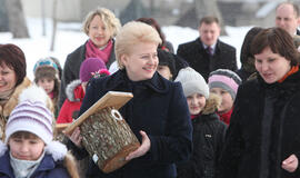 Dalia Grybauskaitė su vaikais iškėlė inkilus