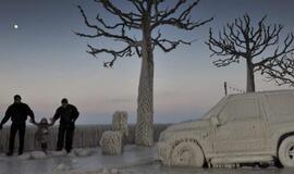 Estijoje salų gyventojai važinėja ledo keliais