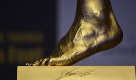 Japonų juvelyras iš gryno aukso pagamino futbolo žvaigždės L. Mesio kojos kopiją