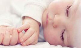 Kūdikiai net miegodami reaguoja į piktą balso toną