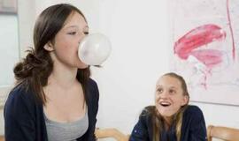 Mieste siūlo uždrausti kramtyti gumą