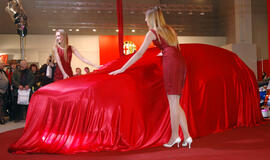 Naujų automobilių pardavimai Europoje vasarį nukrito 10,5 proc.