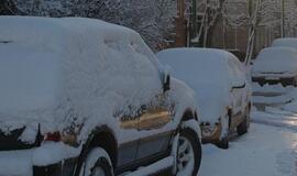 Pareigūnas baudos kvitą skyrė iš sniego nulipdytam automobiliui