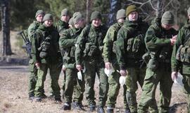 Kariai tobulina šaudymo įgūdžius