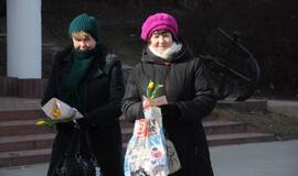 Uostamiesčio pareigūnai moterims dovanojo gėles