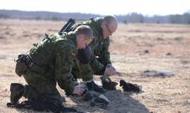 Kariai tobulina šaudymo įgūdžius